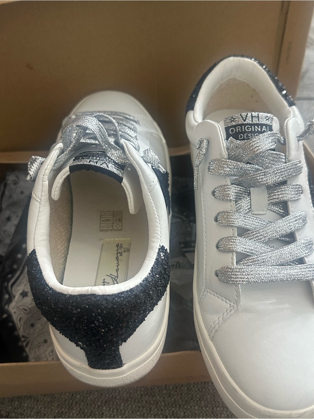 Vintage Havana White Leather Sneakers with Black Star and Silver Laces - Picture 2 of 7